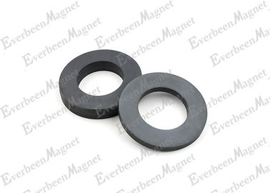 China Kundengebundene große keramische Ring-Magneten, rundes keramisches Magnet-diametrisches magnetisiert distributeur